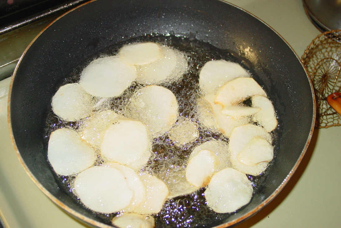 Frying potato chips in peanut oil